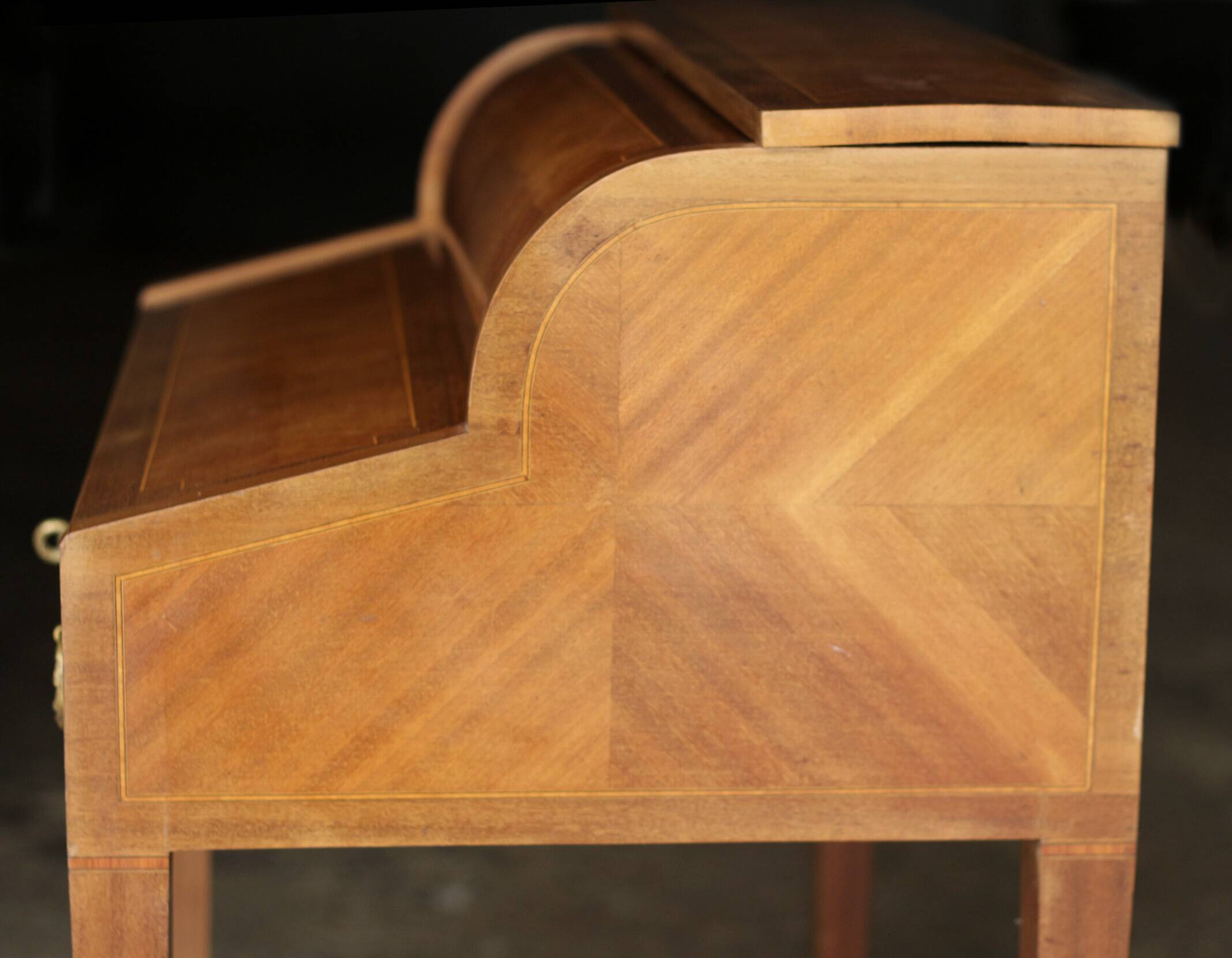 Charming desk with a blond wood structure. Work from the Faubourg (early 20th century).