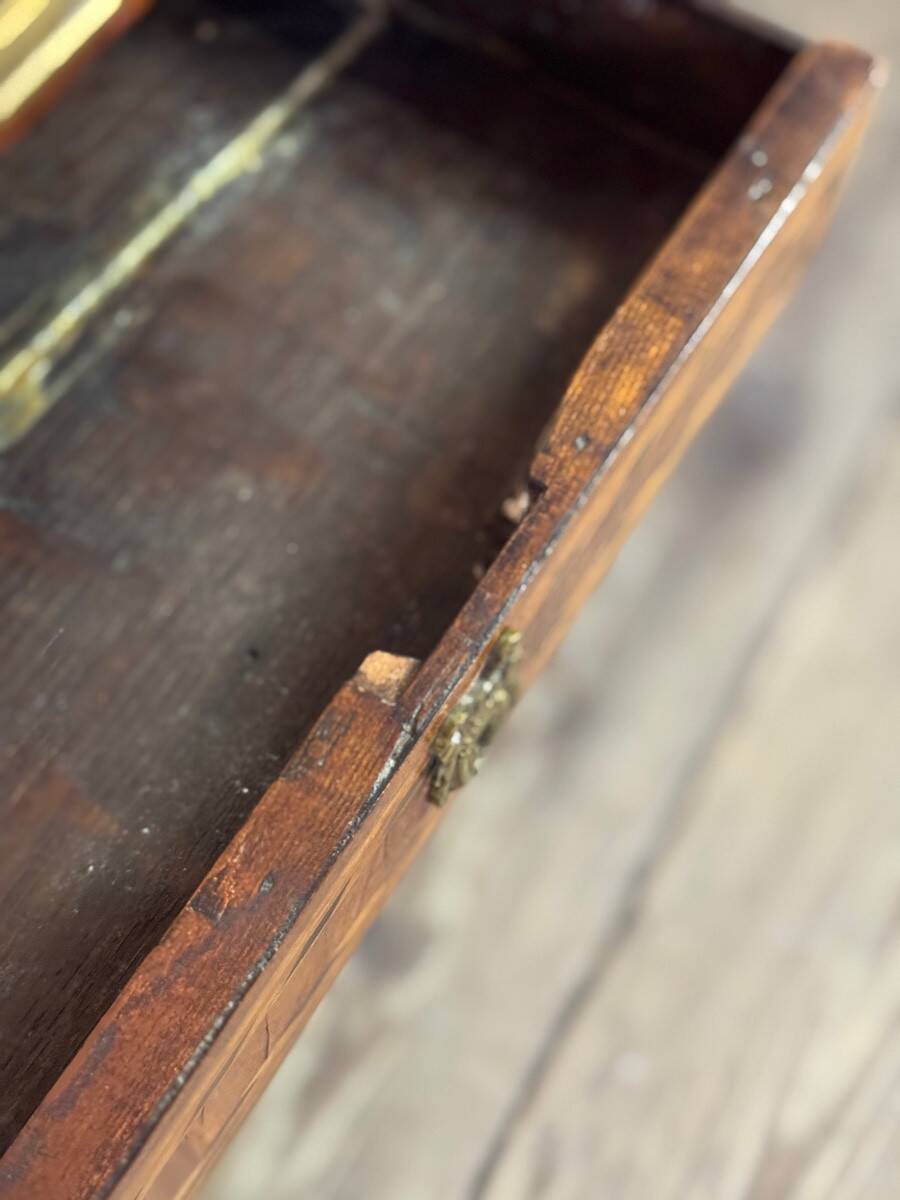 Table d’appoint ou chiffonnière Louis XVI en bois de plaquage, galerie de laiton, fin du XVIIIè