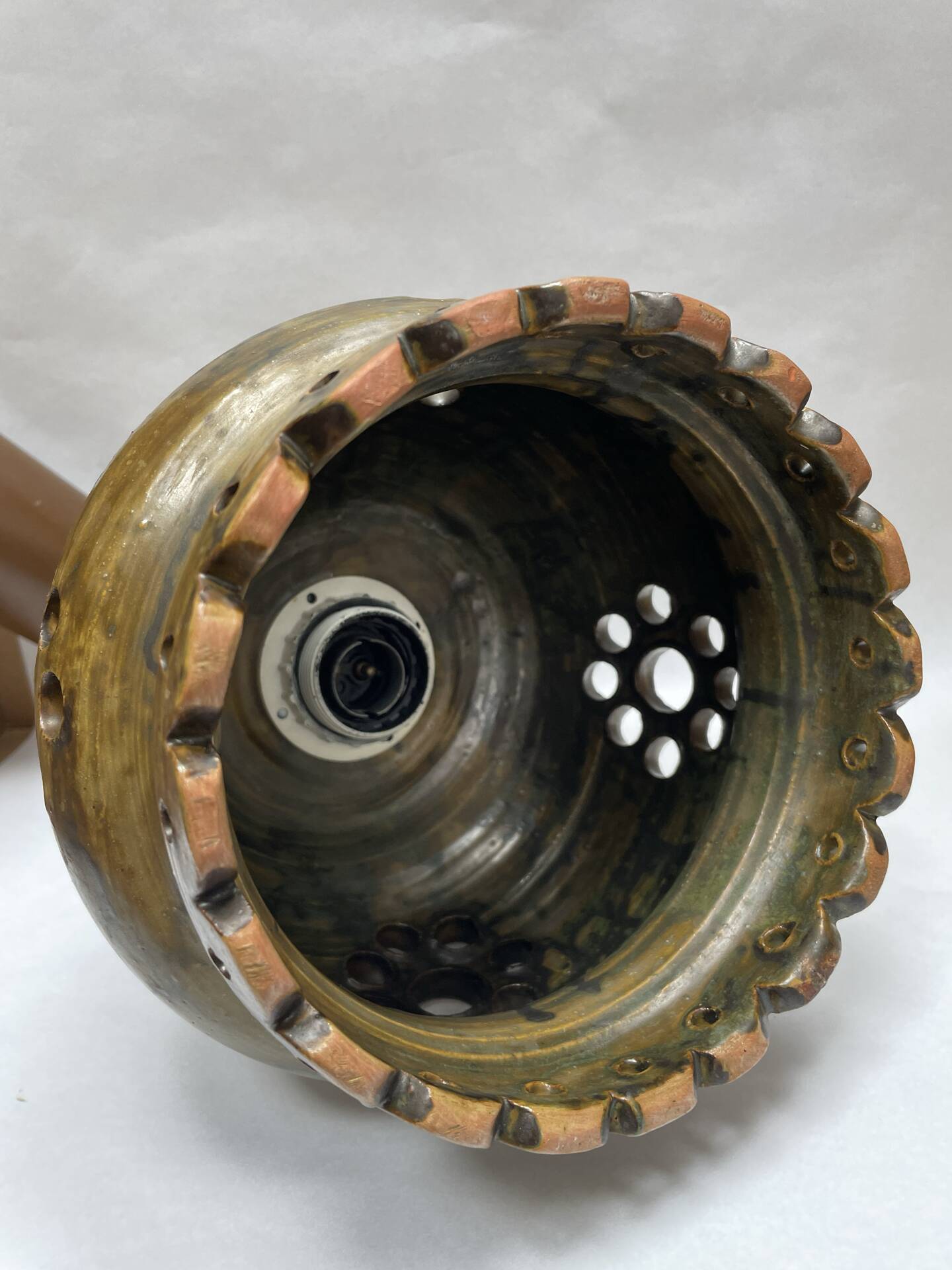 Suspension in glazed stoneware from the 1970s.