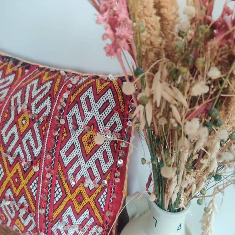 Coussin berbère kilim rouge à sequins