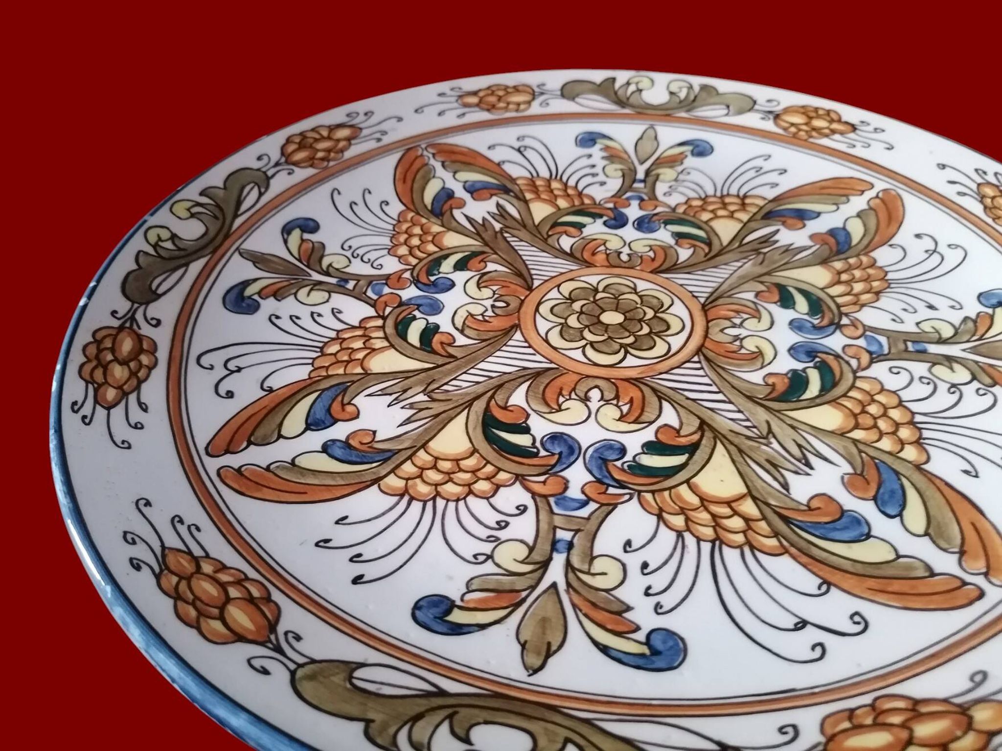 Grand plat rond en faience d'ibiza.