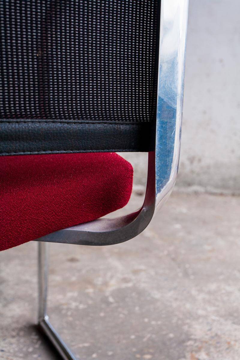 Lot de 4 chaises cantilever avec assise bordeaux et dossier en maille