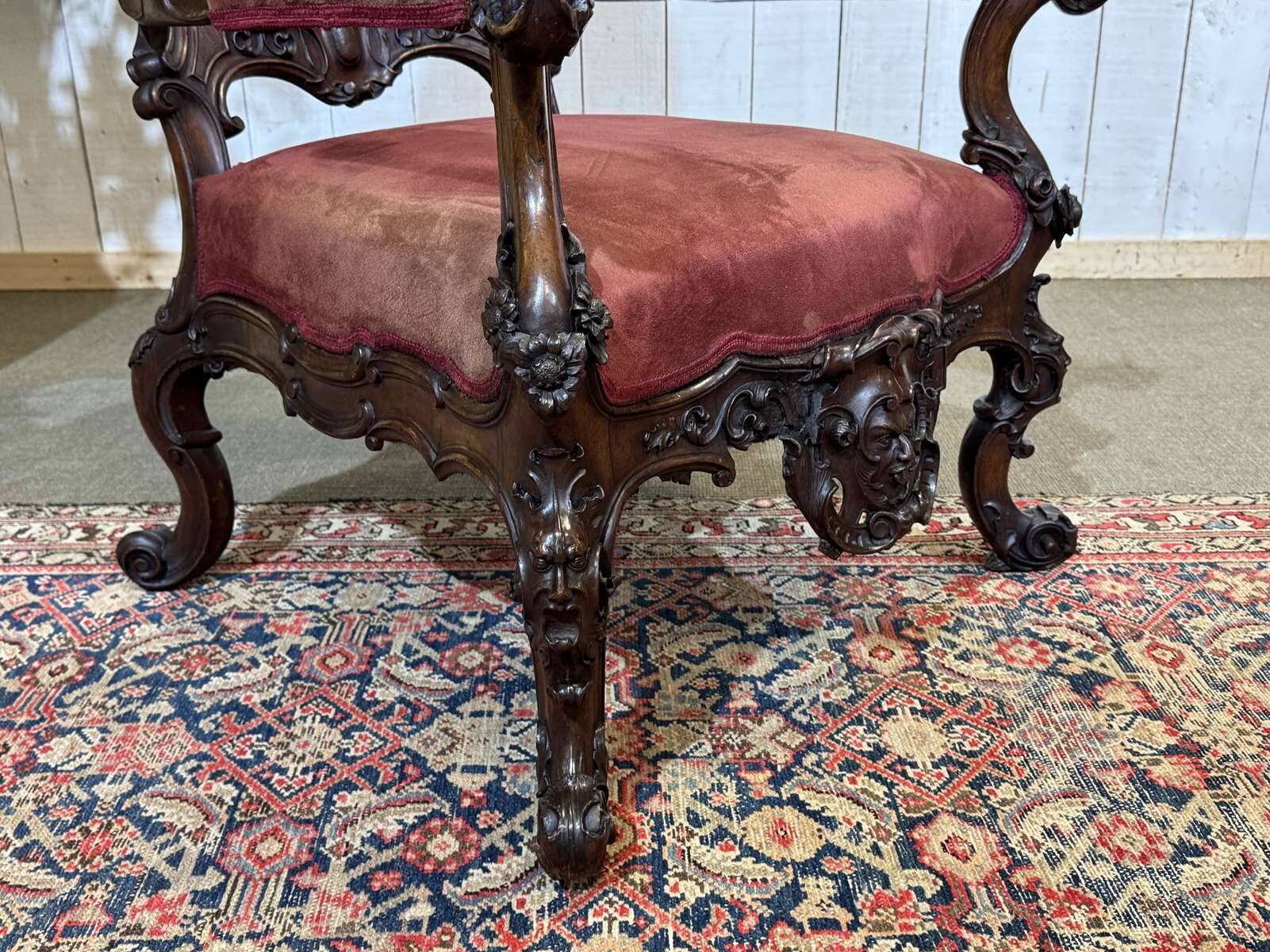 Fauteuil en acajou 19ème richement sculpté de style baroque