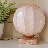Lampe à poser globe rose en verre
