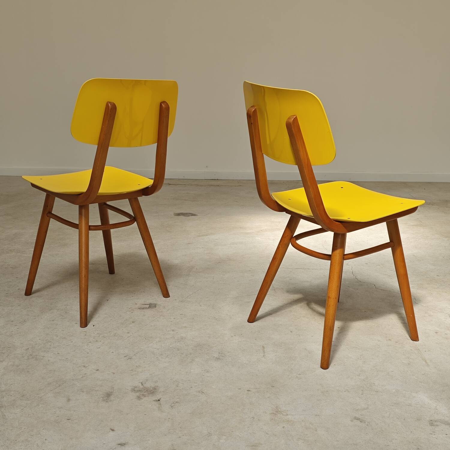 Pair of Ton Bystrice Thonet chairs in wood and yellow molded plastic