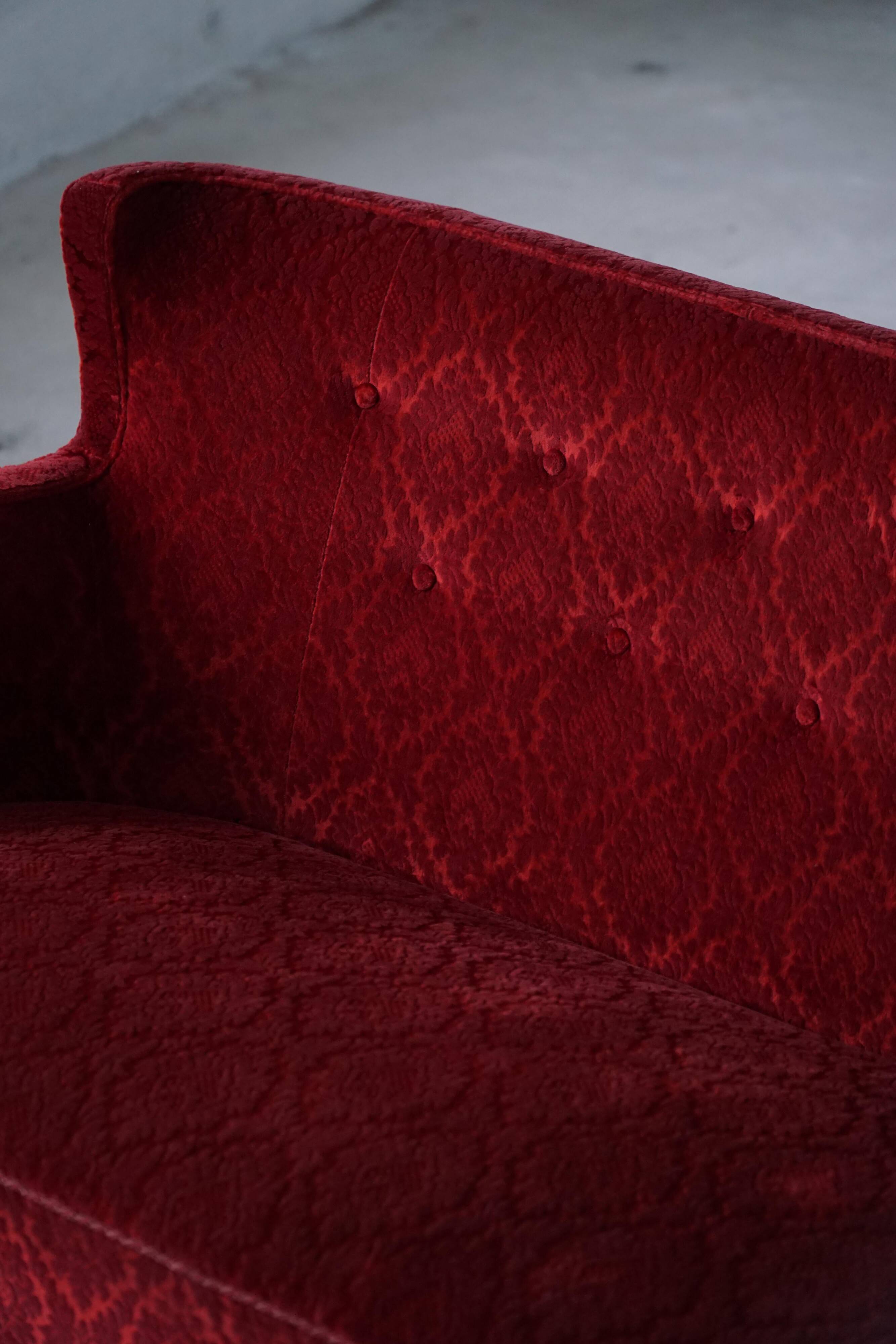 Modern Danish canapé, 3-seater in red velvet, Fritz Hansen style, 1940s.