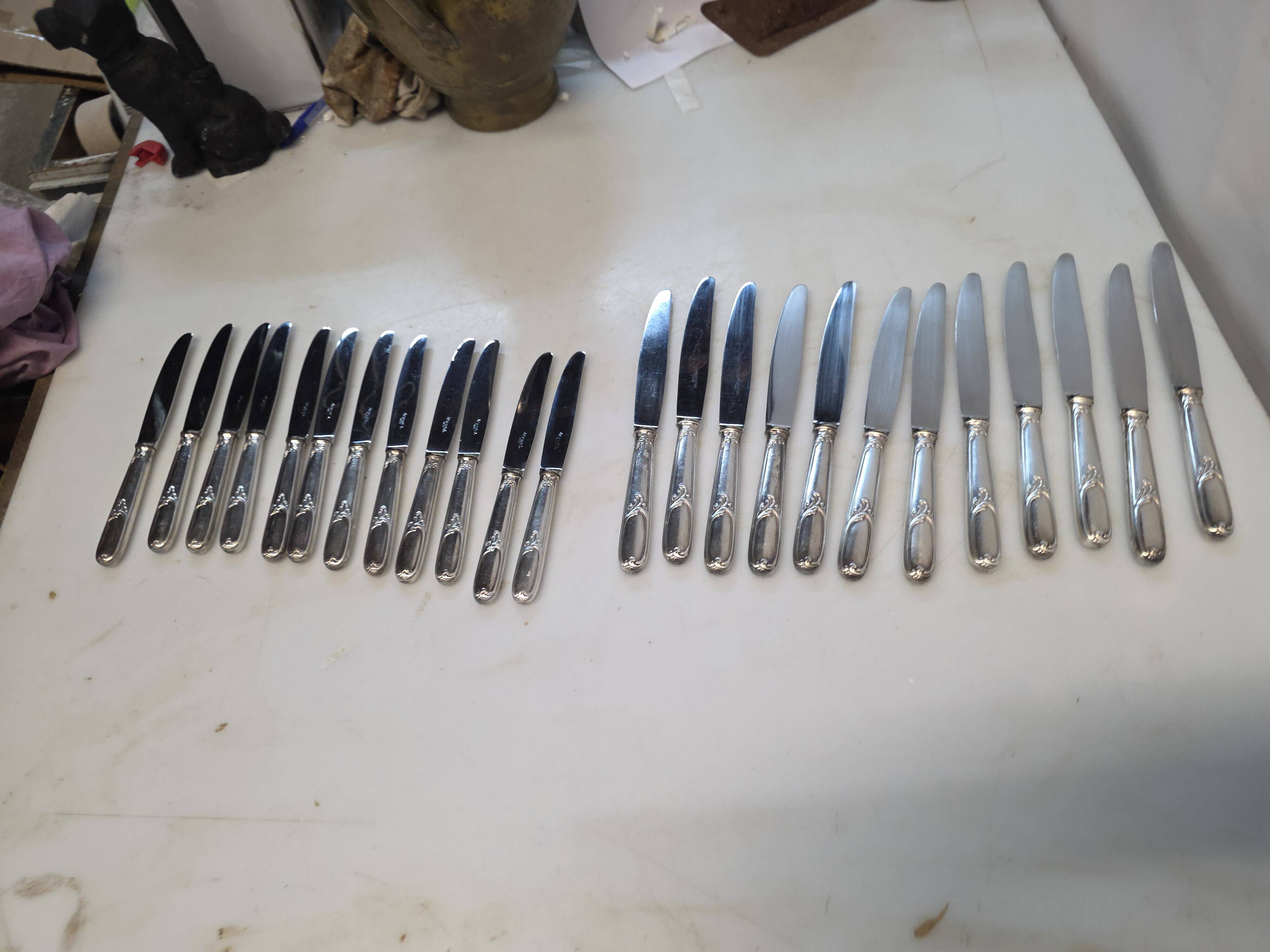 24 couteaux en métal argenté