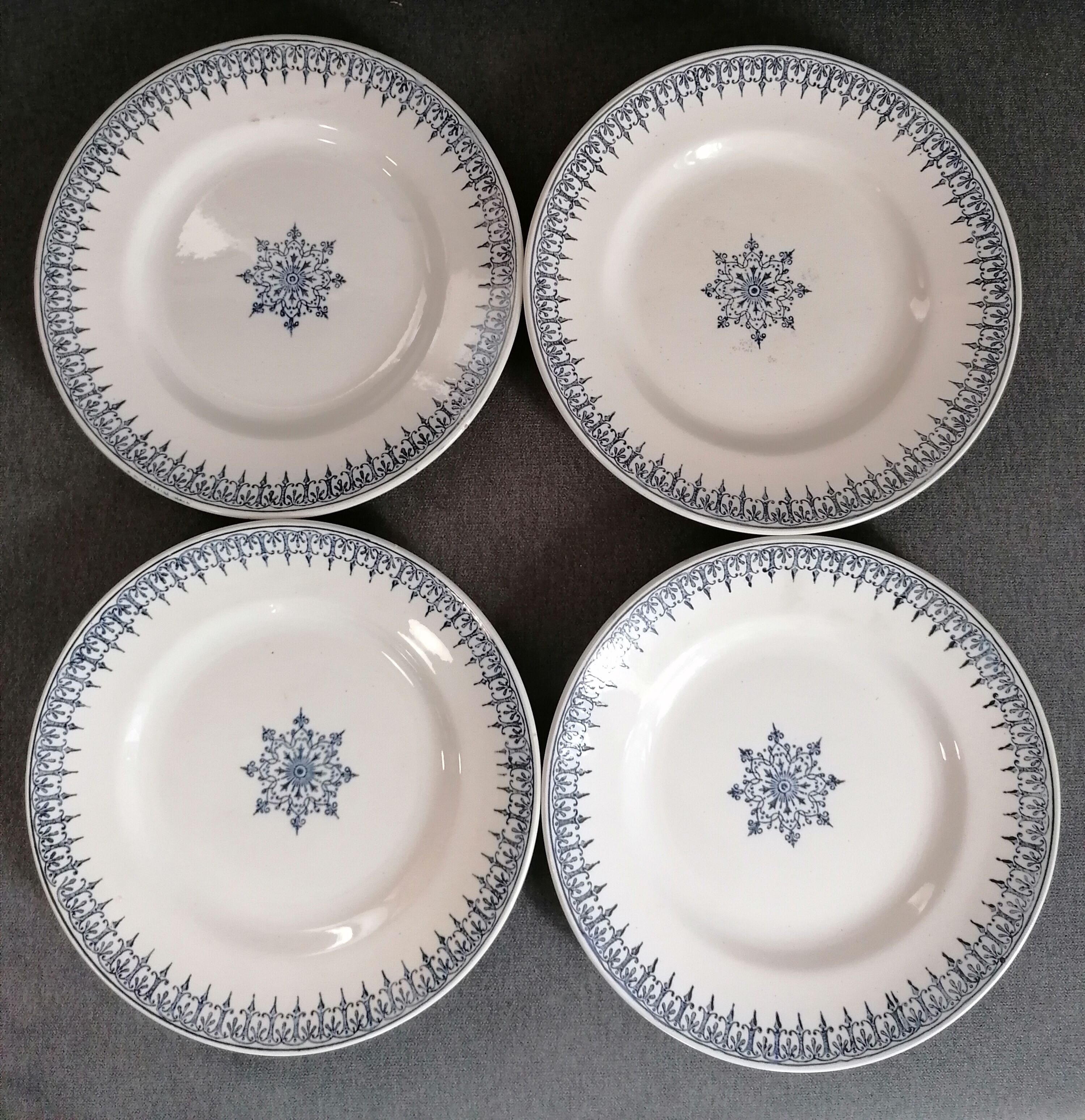 Set of 4 plates St Amand Terre de Fer