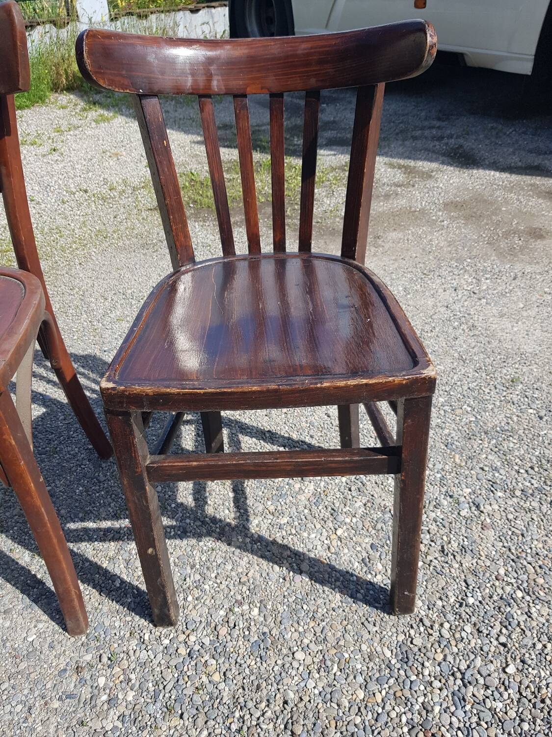 Lot de six chaises de bistrot dépareillées Baumann
