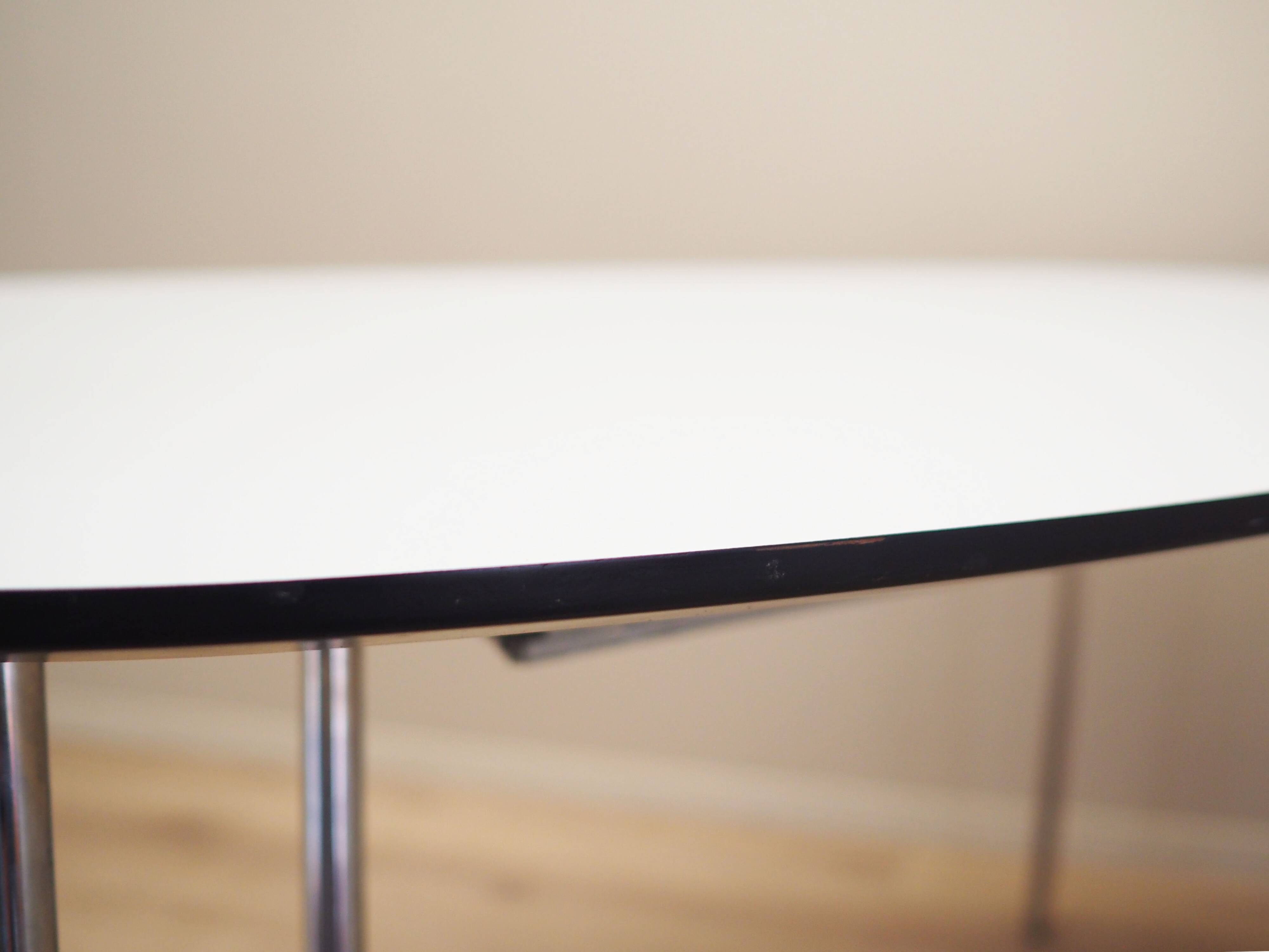 Table blanche, design italien, années 1990, production : Italie