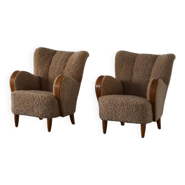 Paire de fauteuils lounge danois Art déco moderne en peau de mouton à laine d'agneau et orme, années 1940