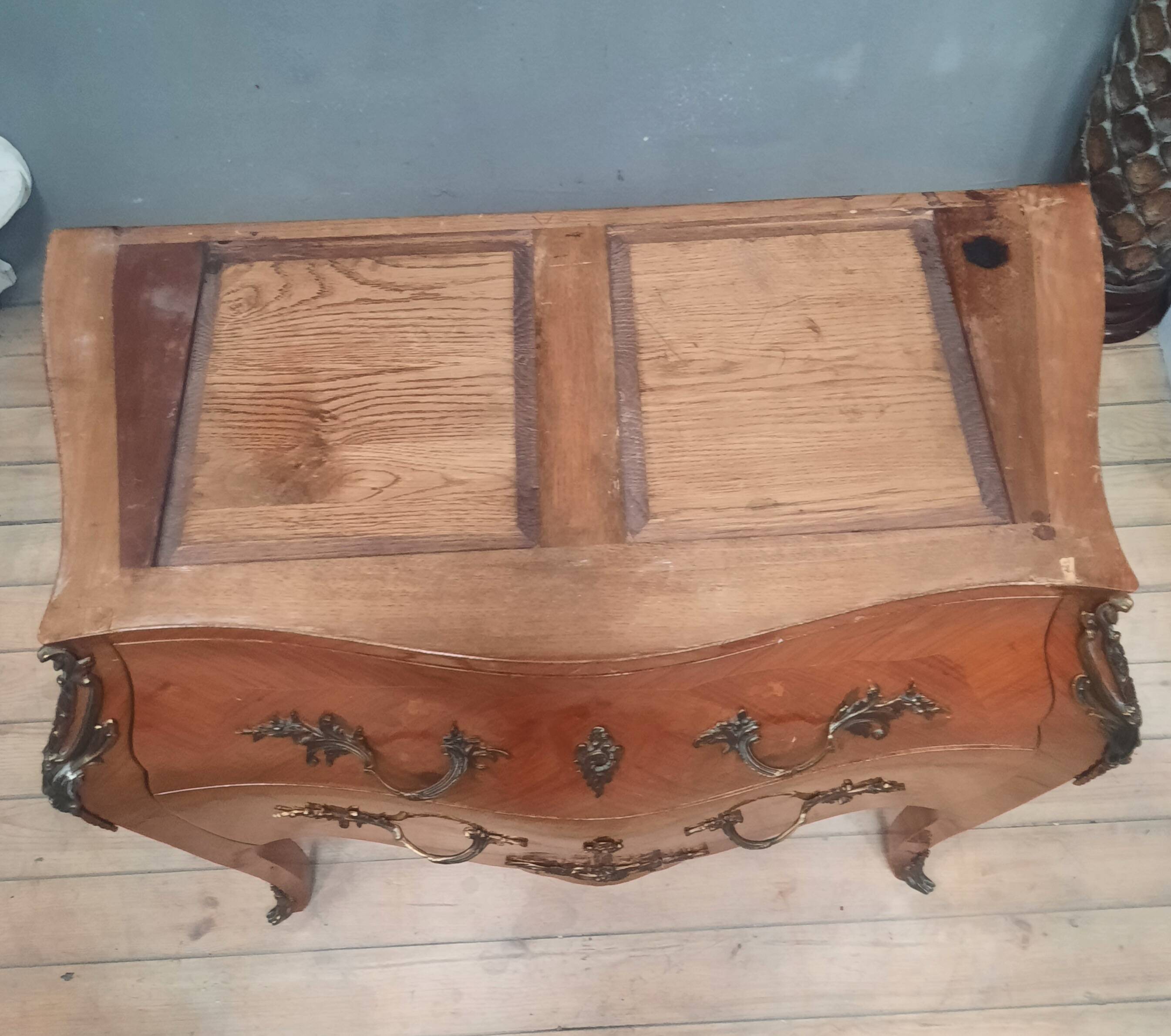 Commode en marqueterie de style Louis XV