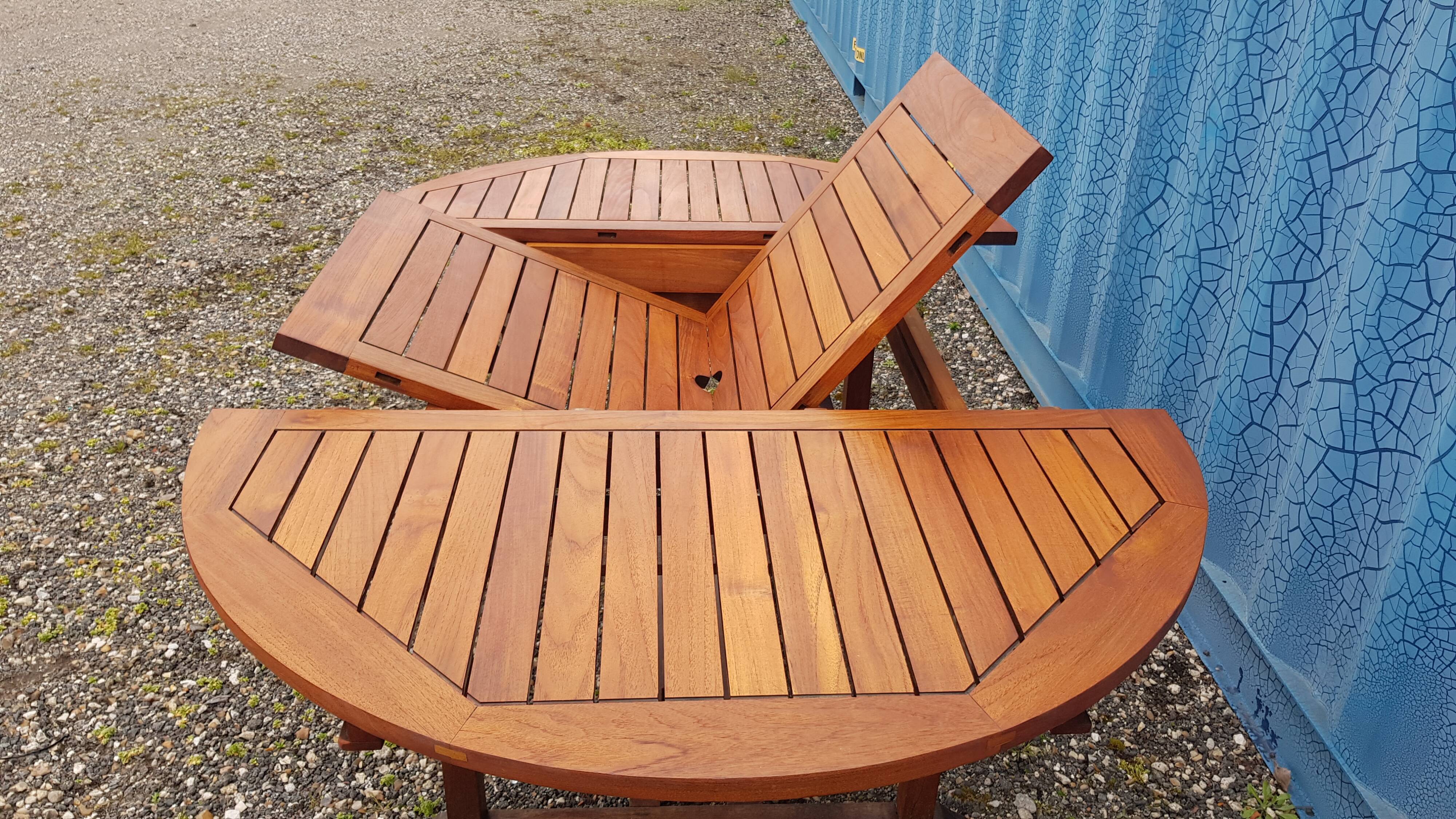 Stretchable garden dining table in solid teak