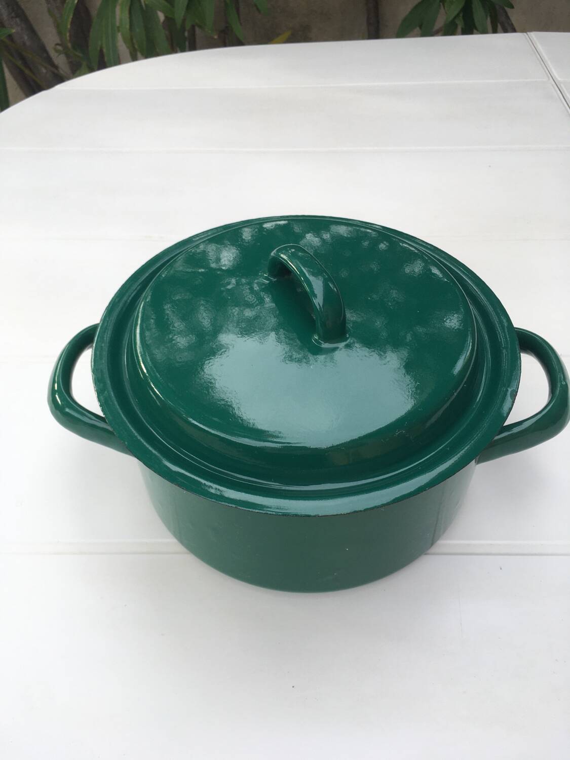 Enameled casserole dish