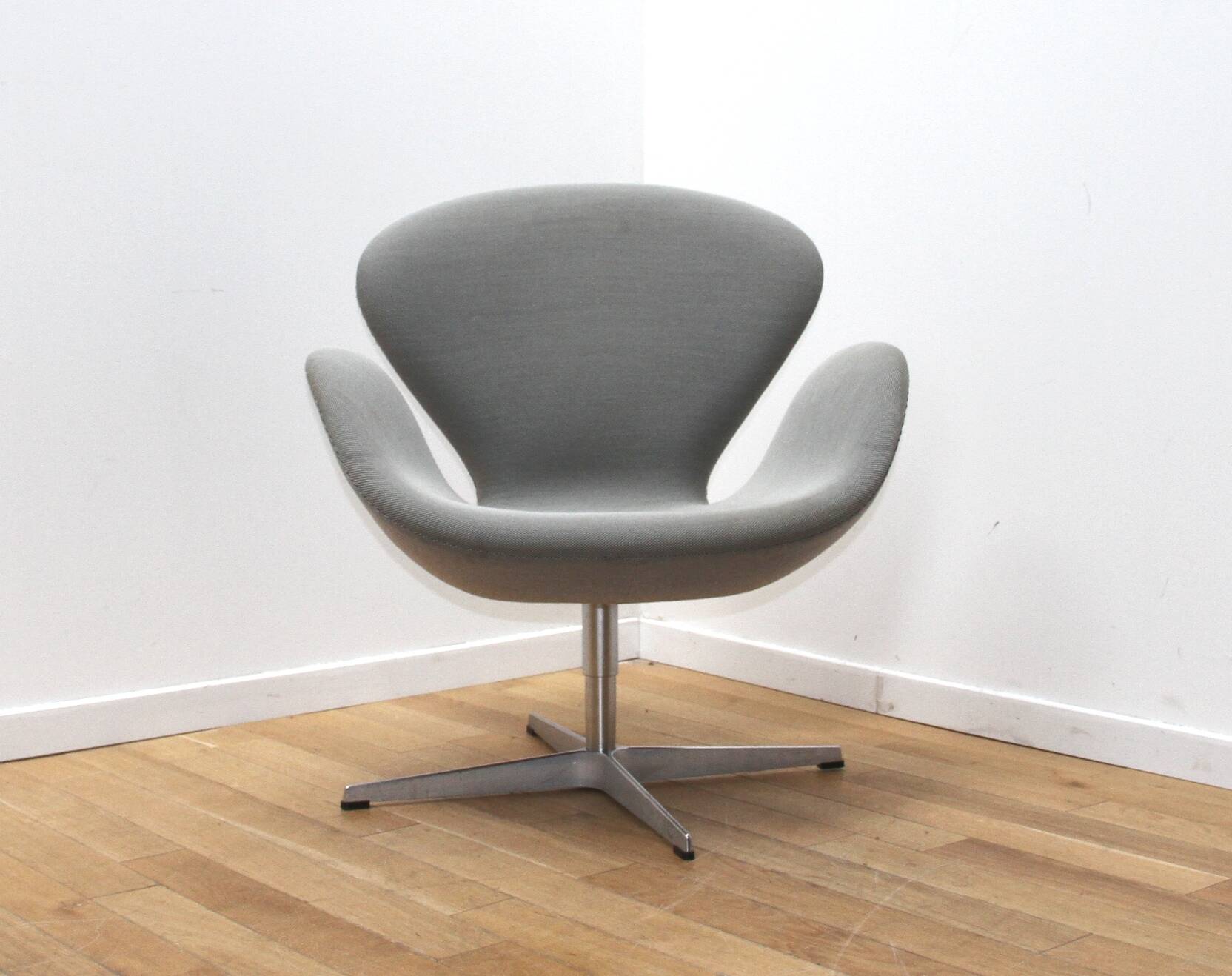 Pair of Swan Chair armchairs, Fritz Hansen