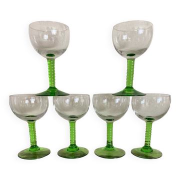 Verres à pied vert