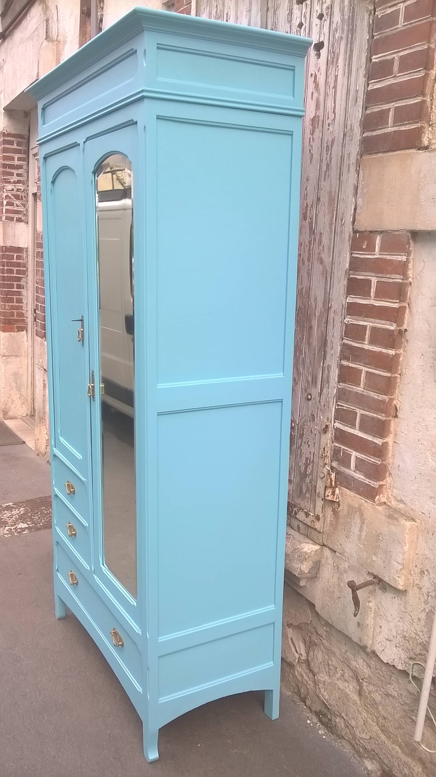 Parisian hotel wardrobe from the 1930s