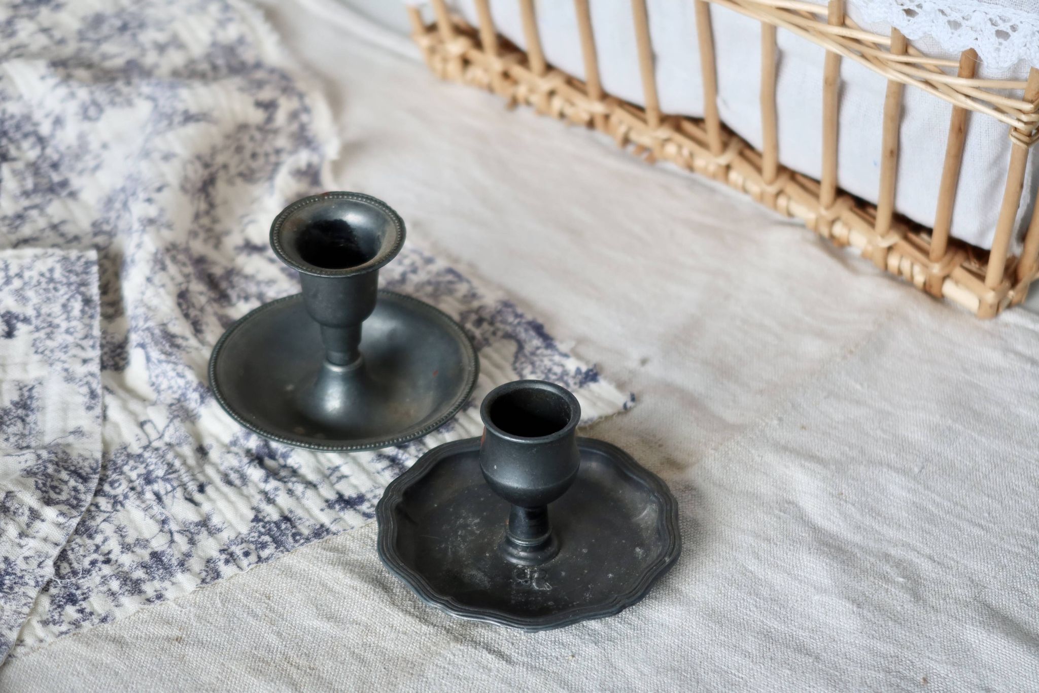 Paire de bougeoirs vintage dépareillés en métal argenté