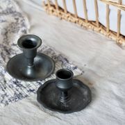 Paire de bougeoirs vintage dépareillés en métal argenté