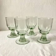 4 verres sur pied en verre soufflé artisanal de teinte verte