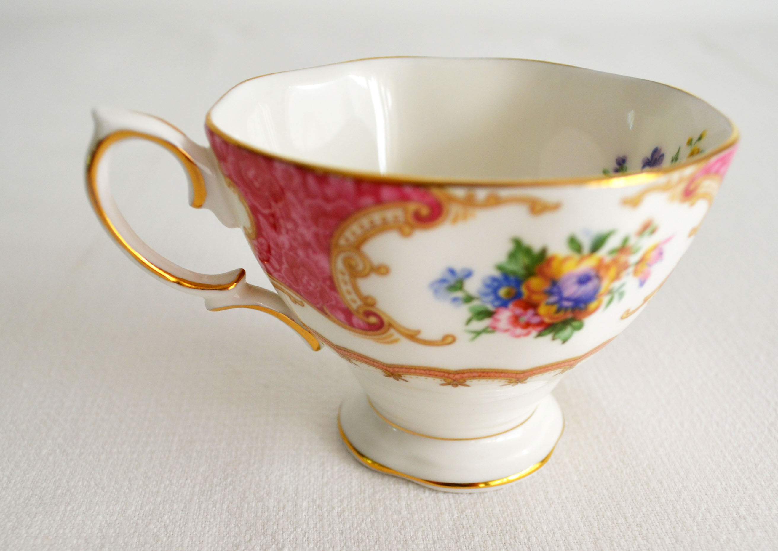 Royal English porcelain tea cup Albert "Lady Carlyle"
