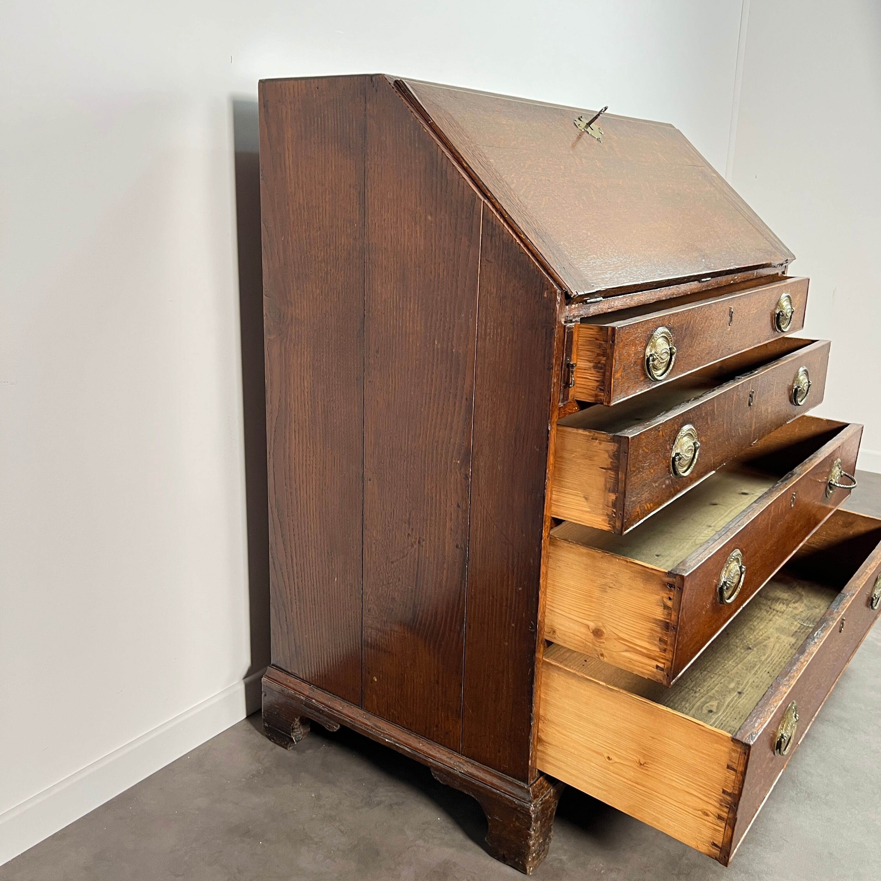 Slant-front desk, chest of drawers, English George III writing desk in oak - 19th century