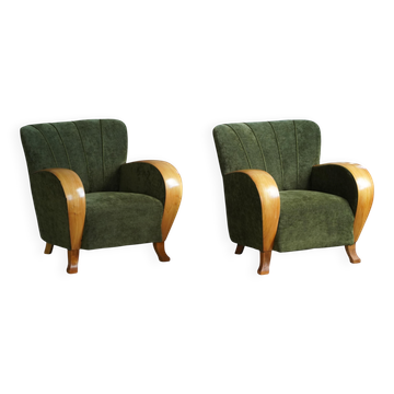 Pair of Danish Art Deco lounge chairs, in elm and green velvet, 1940s.