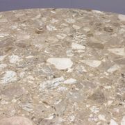 Table ronde sur pied en marbre brèche | Table de salle à manger vintage en pierre des années 1980 | Postmoderne