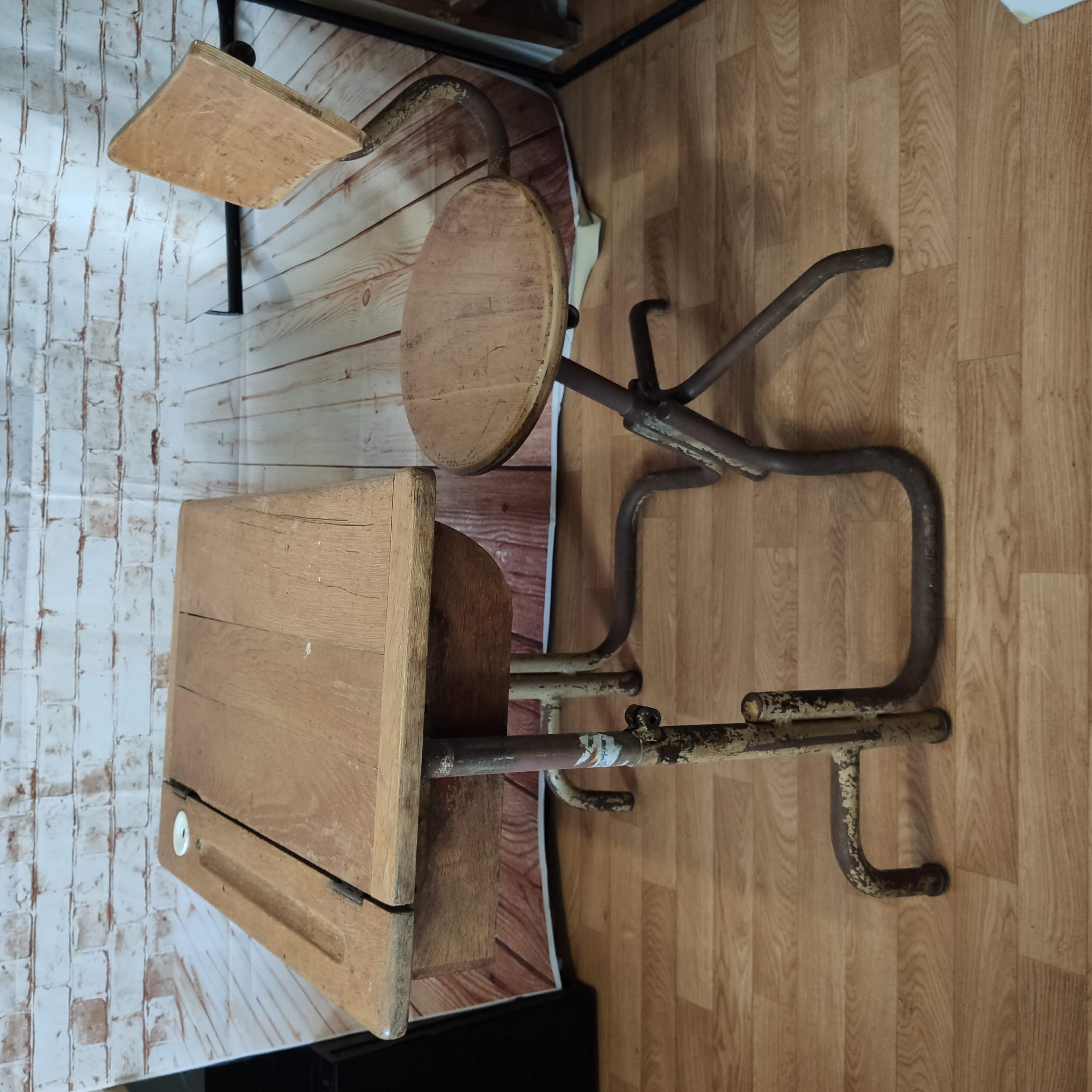 Old and reglable school puputre