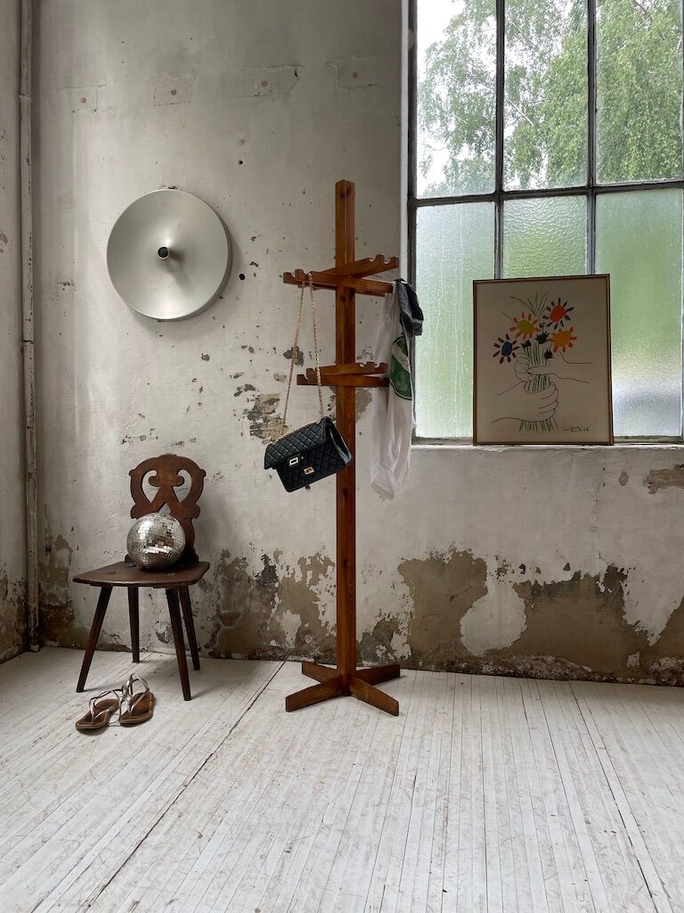 Patère wears pine coat 70