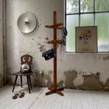 Patère wears pine coat 70