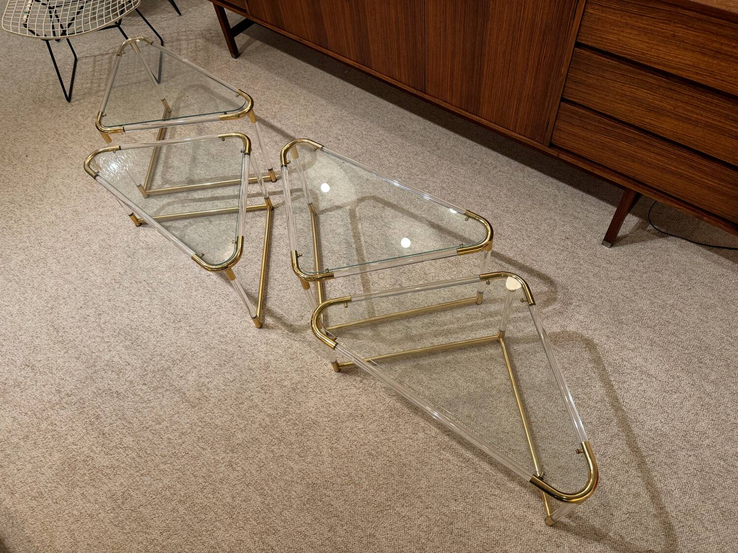 Coffee table and its 4 associated nesting tables in plexiglass and gold metal