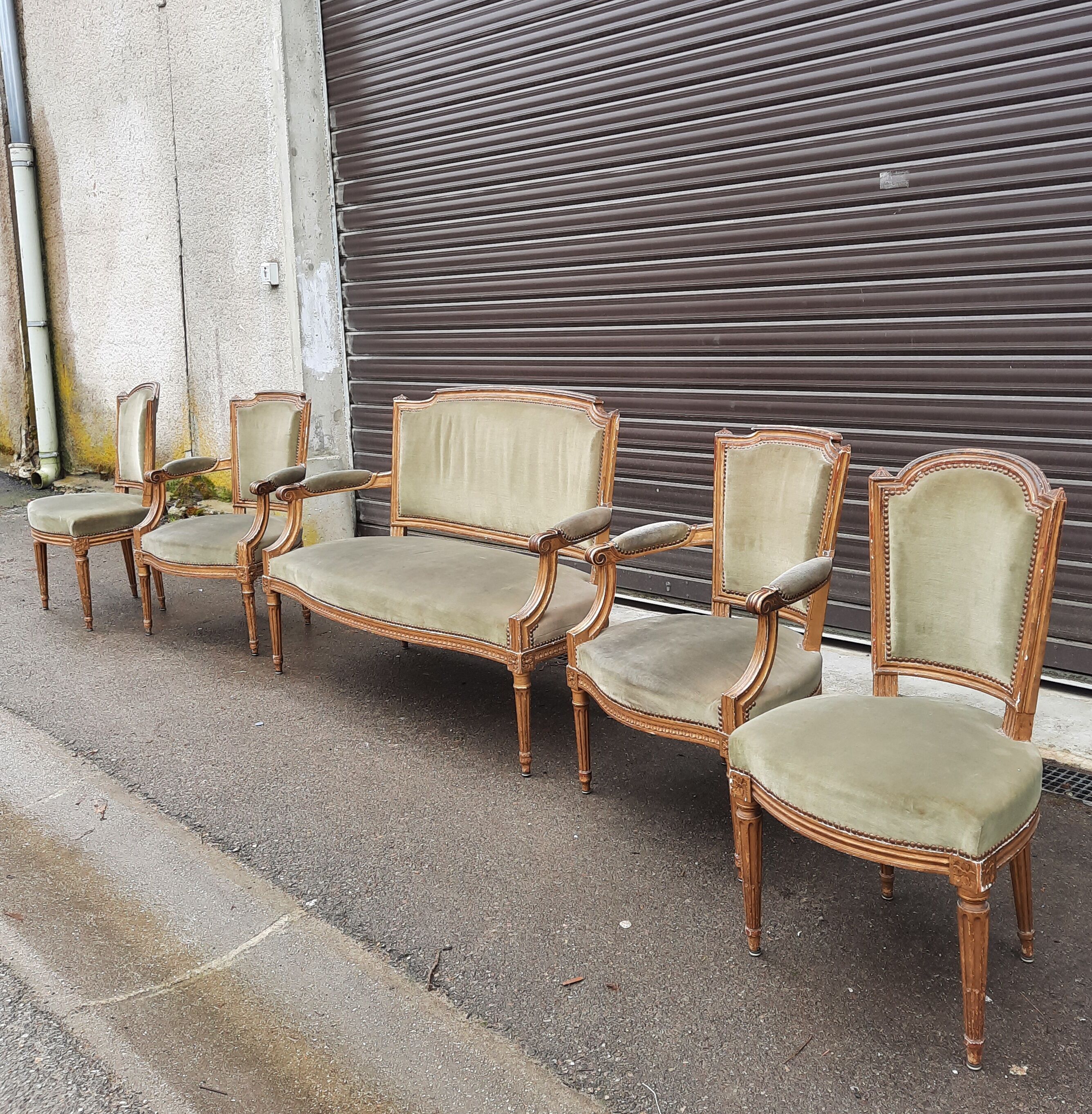 Salon de style Louis XVI en bois doré et velours