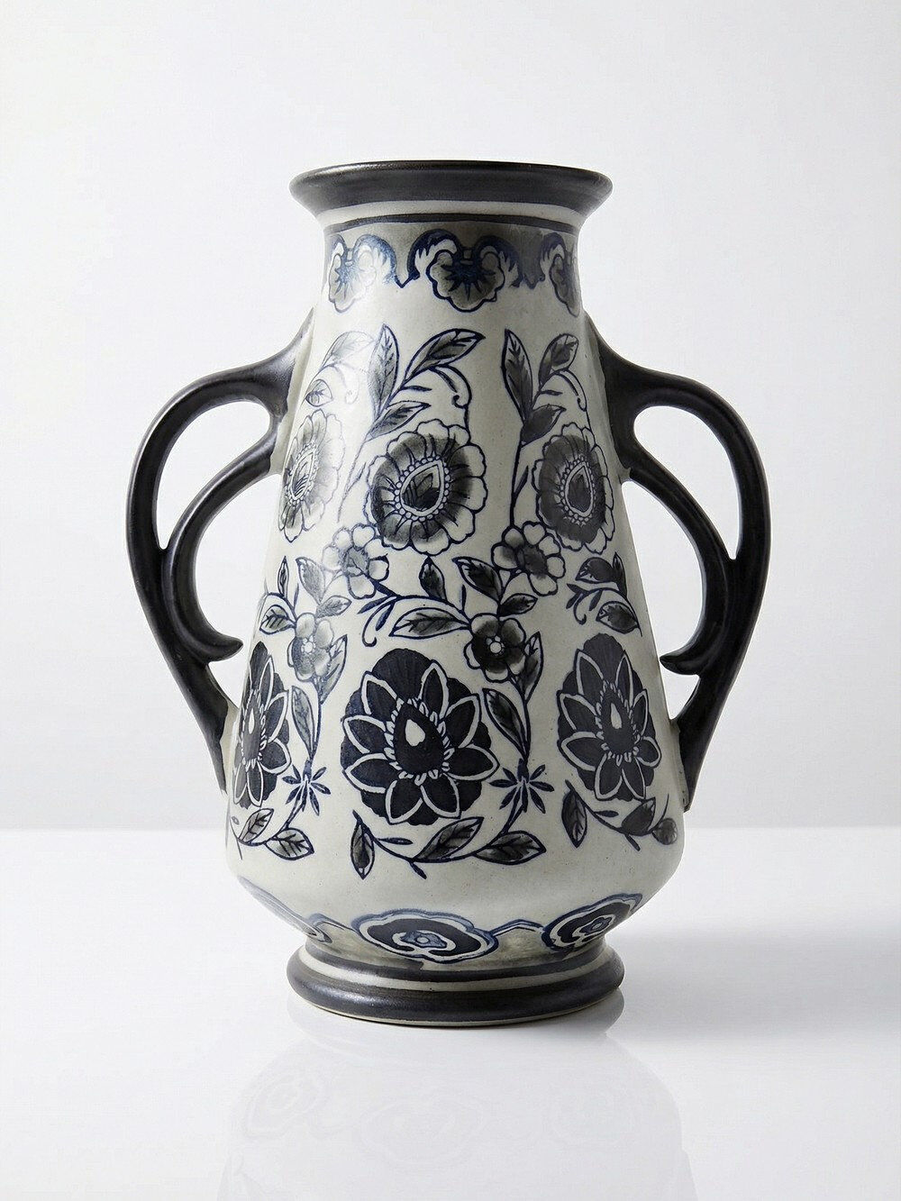 Antique Art Deco vase from 1920-40 in fine stoneware, Art Nouveau style with chinoiserie decoration.