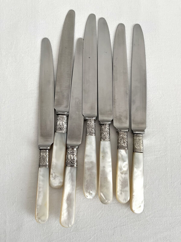 Couteaux de table anciens en nacre et métal argenté