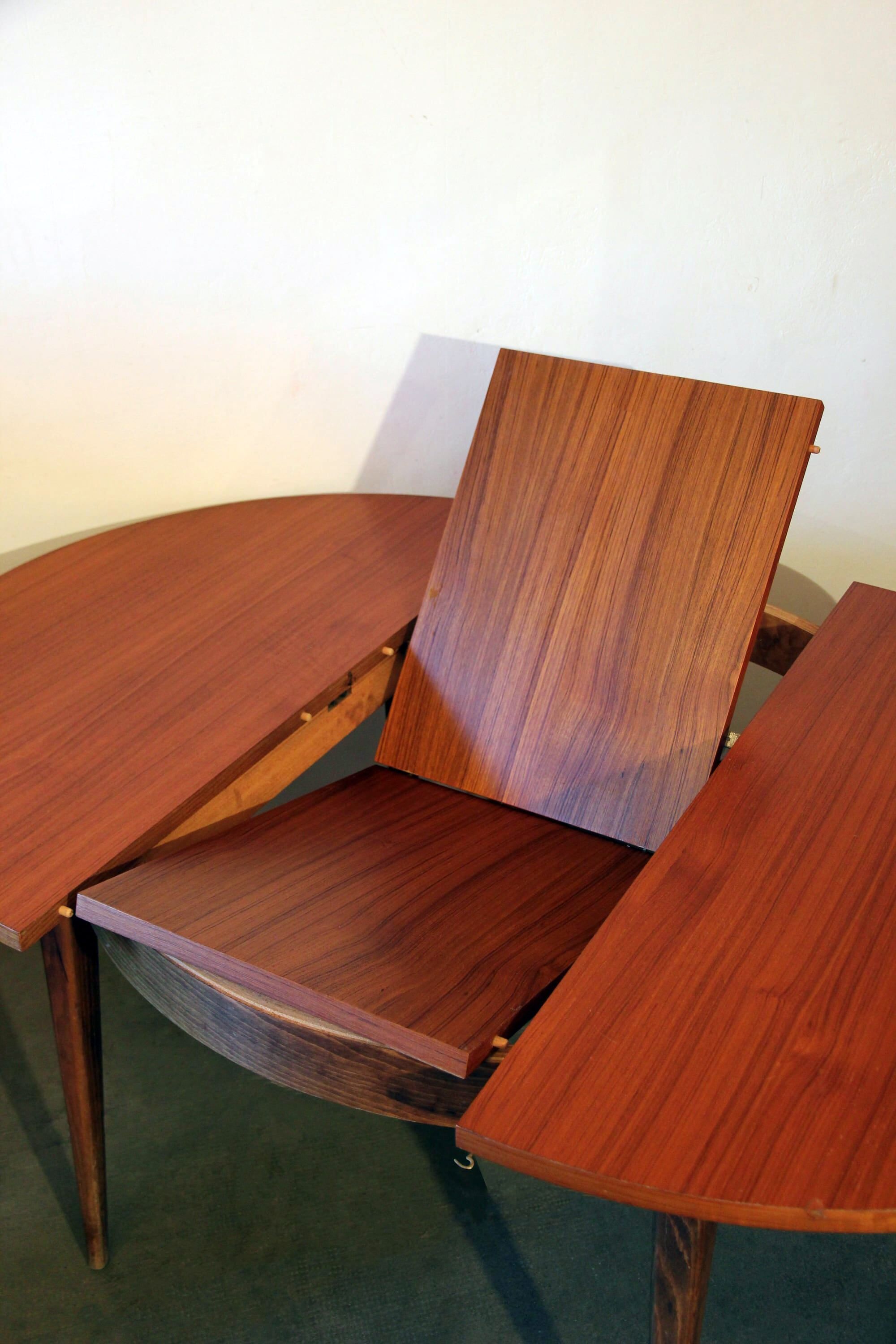 Vintage extendable round table