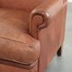 Fauteuil anglais à oreilles de couleur cognac clair en cuir de vache.