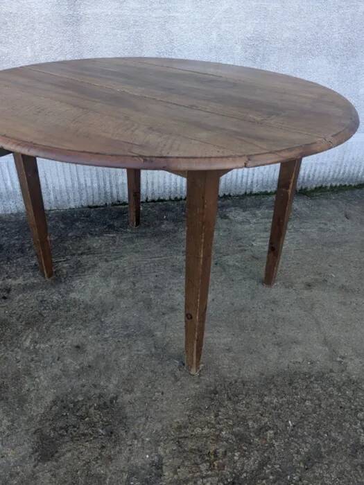 Folding round table
