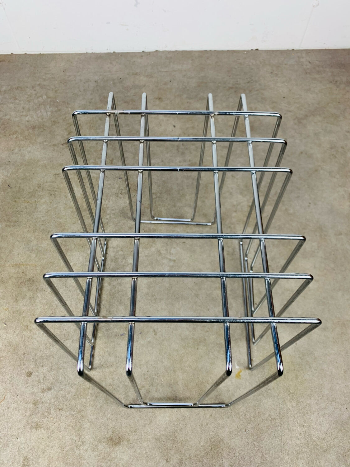 Chrome metal magazine rack by Willy Glaeser for TMP, 1980s.