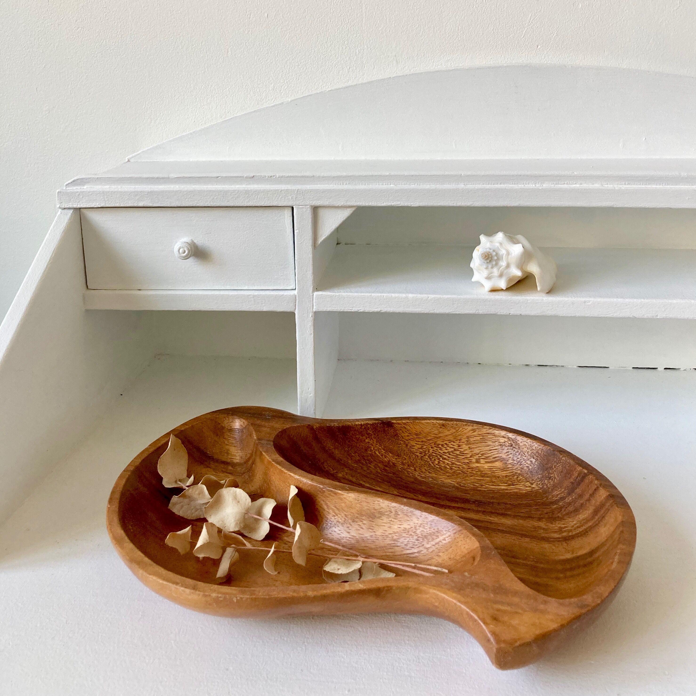 Cup tray empty-pocket with compartments