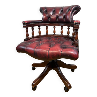 Fauteuil de bureau pivotant Chesterfield vintage en cuir bordeaux sur roulettes