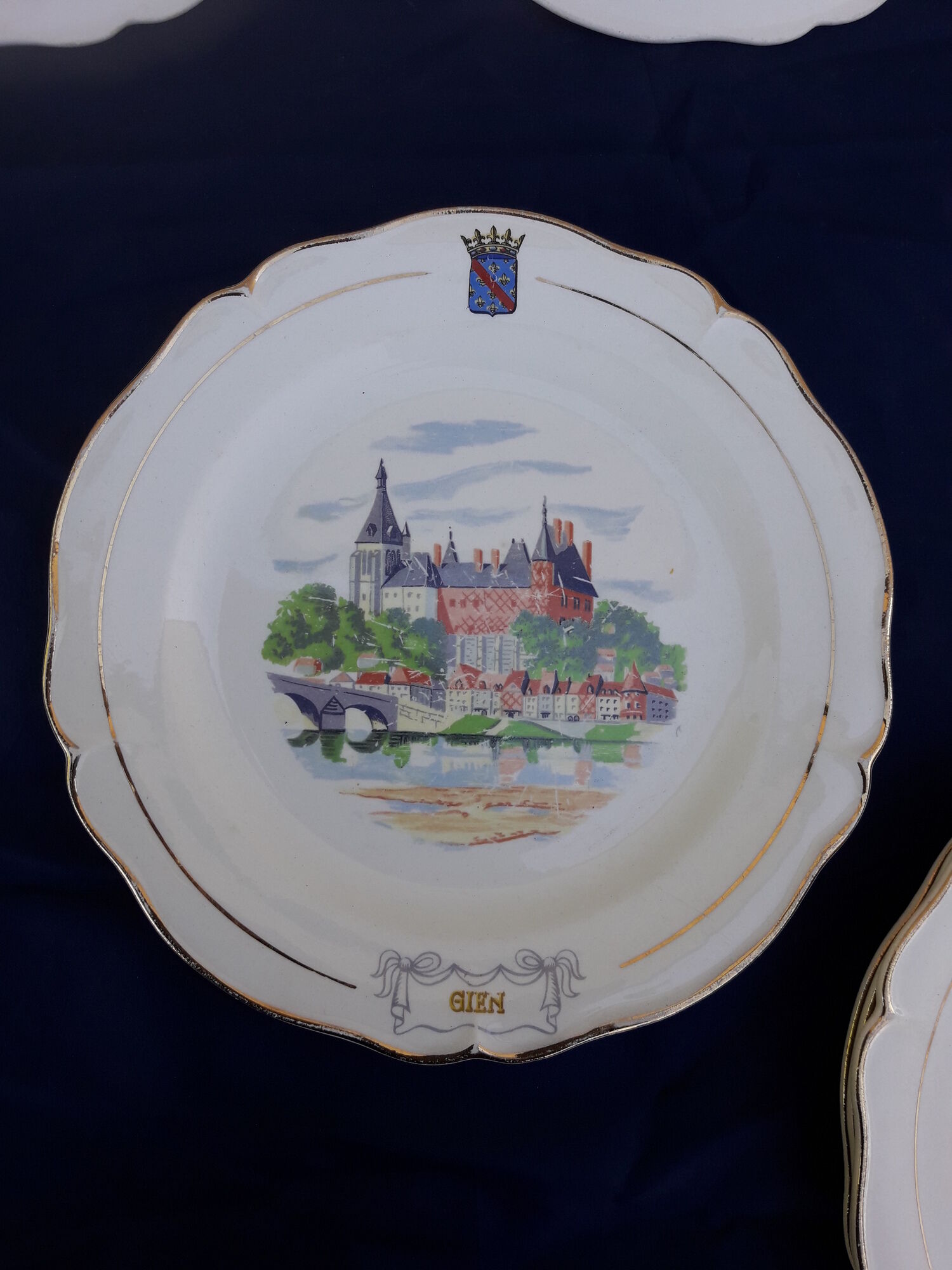 11 plates of earthenware from Gien model Châteaux de la Loire ar 22 cmmoiries diam
