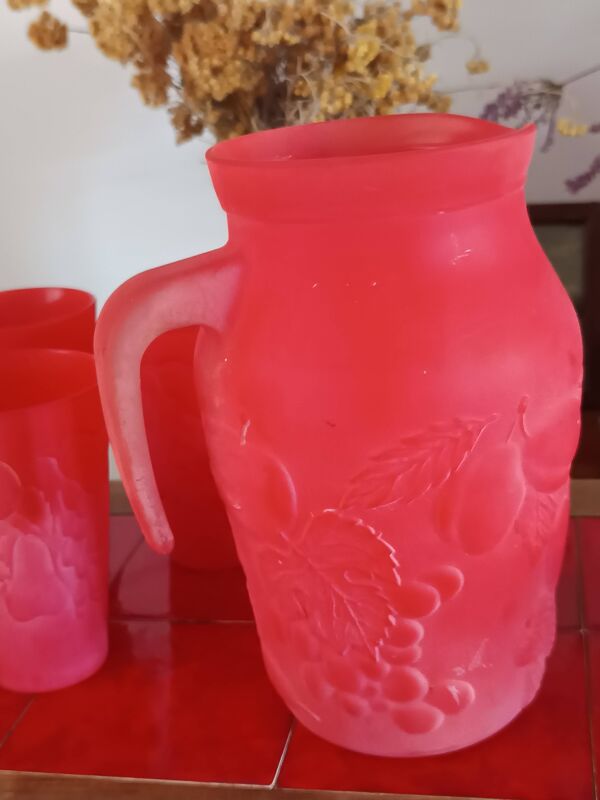 service à orangeade vintage en verre dépoli rouge à décor de fruits Cervé