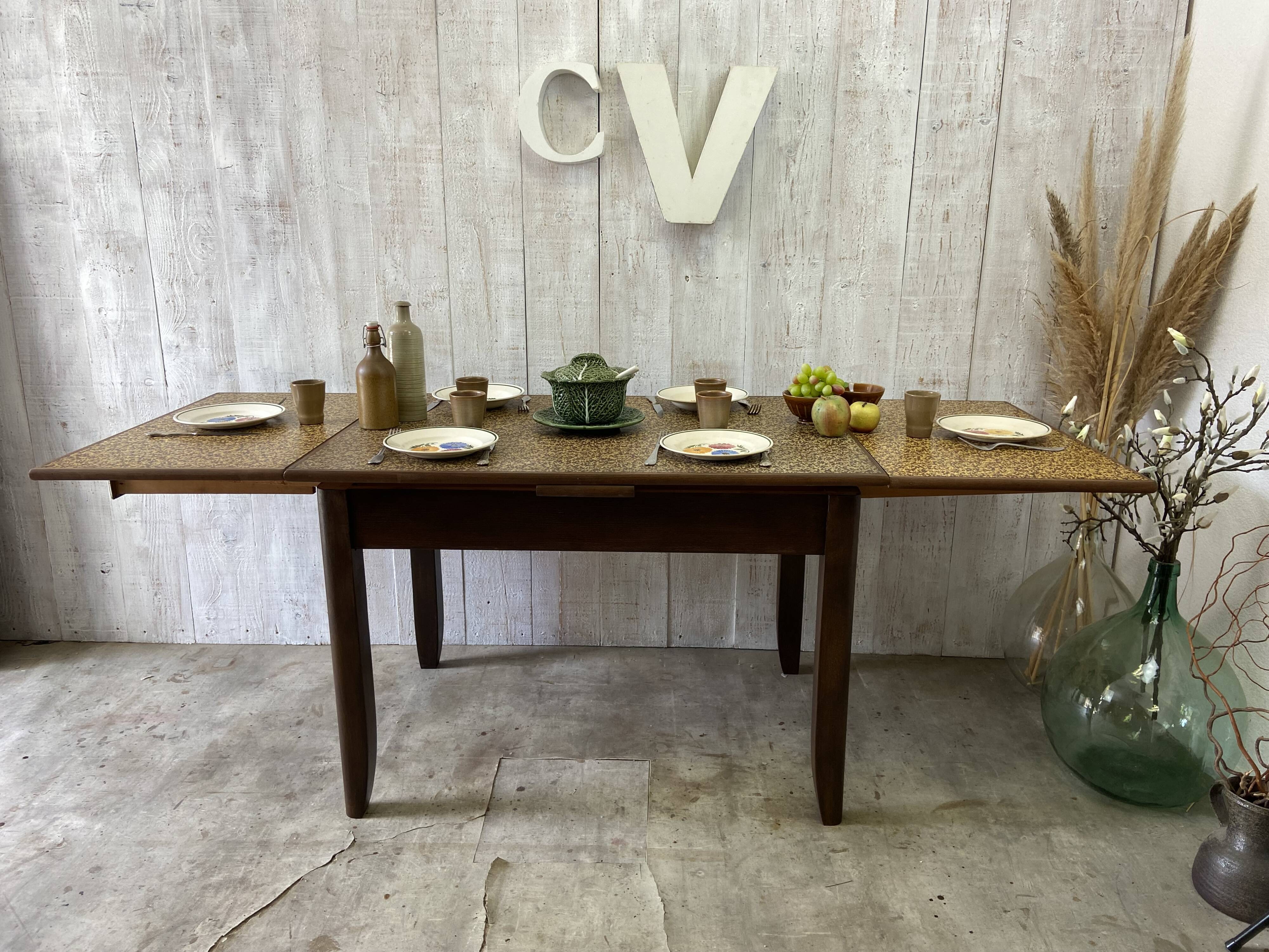 Extendable farm table