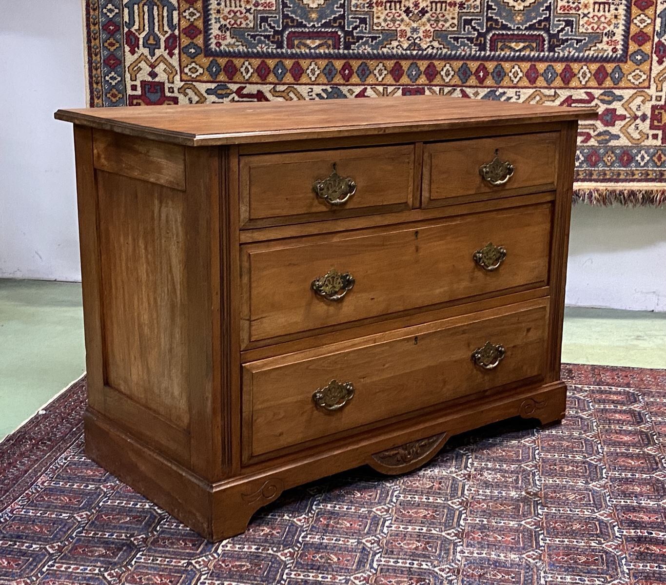 Commode anglaise en noyer début XXème