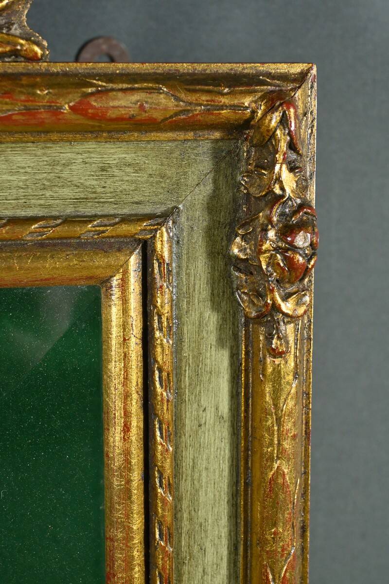 Vitrine Murale en Bois Doré – Milieu XXe