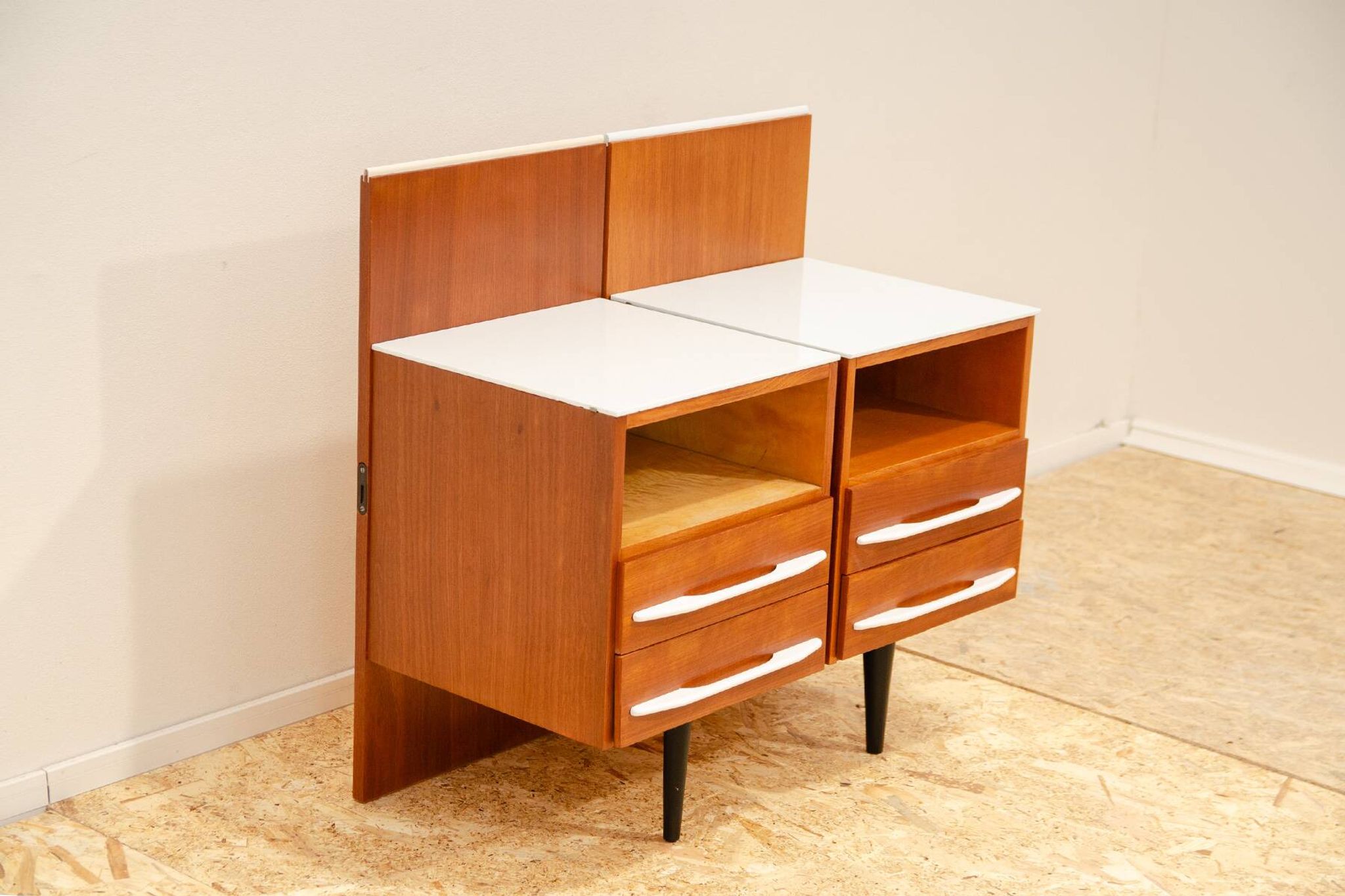 Paire de tables de chevet entièrement rénovées par Mojmír Požár, années 1960, Tchécoslovaquie