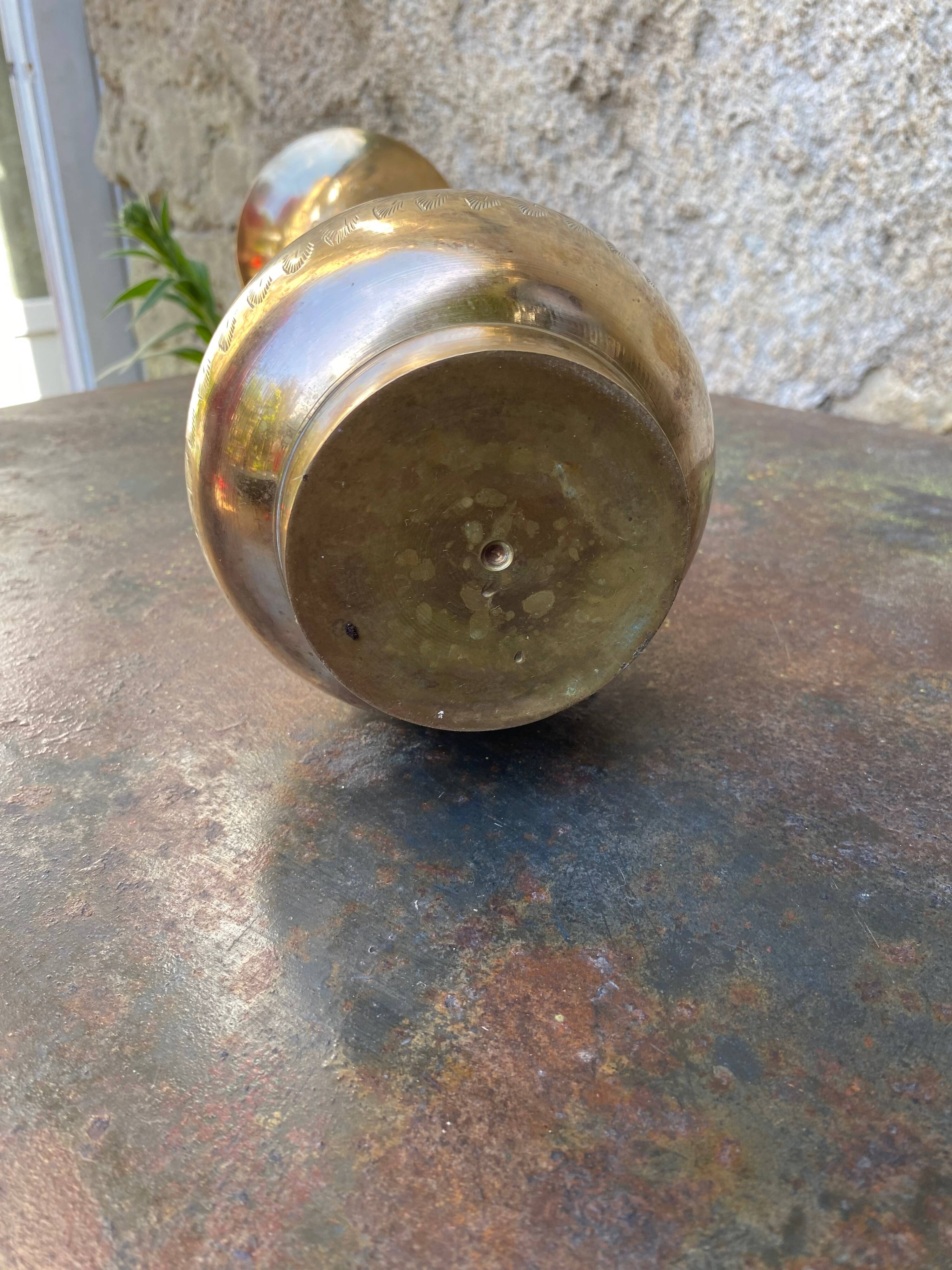 Vase en laiton gravé vintage