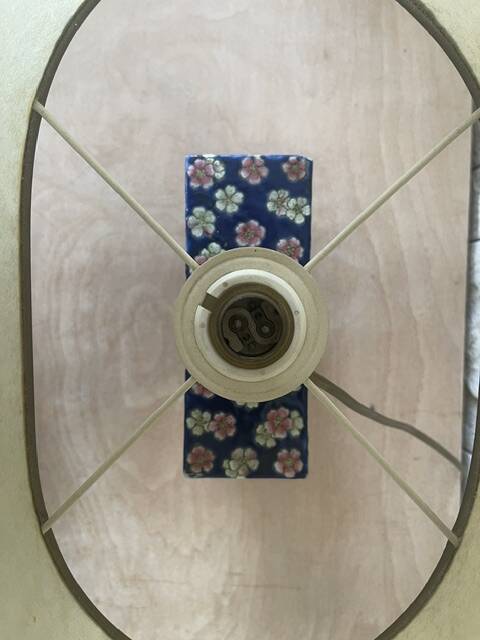 lampe à poser vintage r un pied parallélépipédique en céramique.