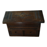 Coffret à bijoux à ouverture secrète en bois massif